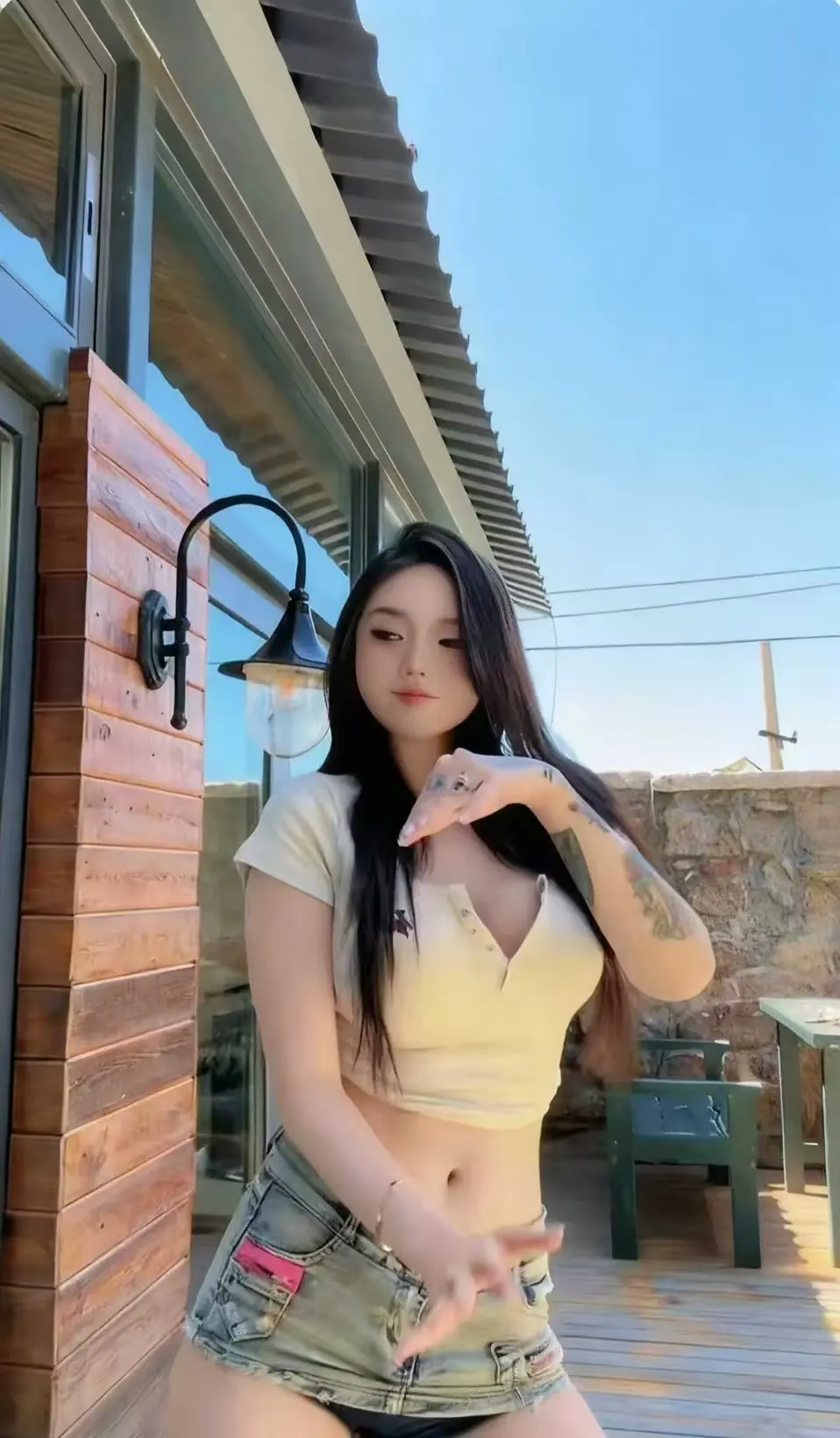 《Meena 成美男》高清全集中文版无删减免费在线看-网盘资源备份-无广告观影体验-一次看遍Meena成美男全集