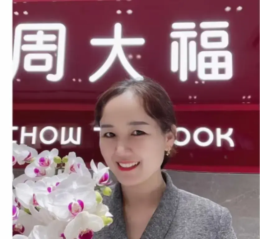 盐城周大福金店一拖三事件完整版视频-射阳周大福突发一拖三-周大福门店惊现一拖三完整版视频在线观看