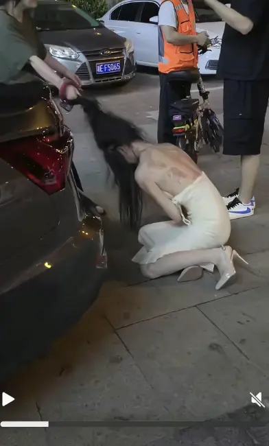 《白裙女子被抓头发跳河》高清播放-湘E车牌女子被拉头发跳江事件-小三疑云始末一分钟到十分钟全记录