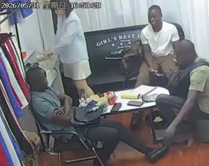 《三个黑人买衣服》八分钟无删减监控视频高清播放 - 美女老板娘单挑三人完整录像 - 服装店事件2026黑料全网同步免费观看